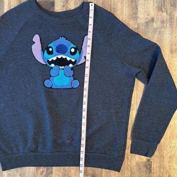 Disney Women’s Lilo and Stitch Latch Hook Crewneck Sweatshirt Gray Size Medium - Picture 7 of 9